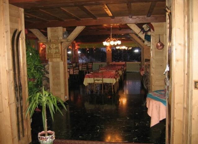 Hotel De La Couronne Mijoux Bagian luar foto